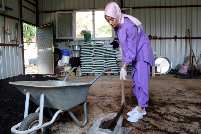 Genç girişimci eleştirilere aldırmadı, kendi solucan gübresi tesisini kurdu