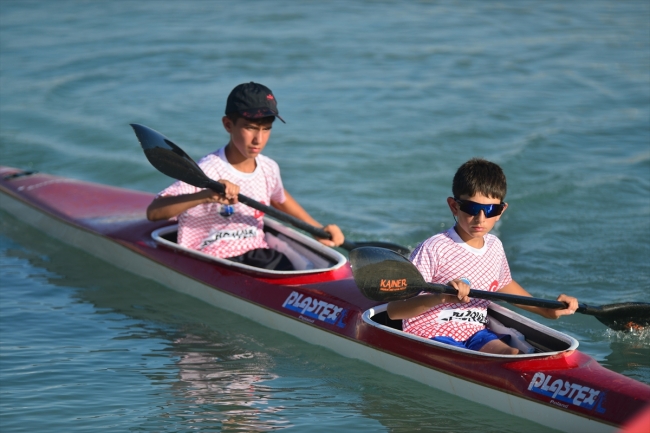 Geçen yıl tanıştığı kanoda önemli dereceler elde etti