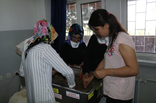 Aydıncıklı kadınlar ekmeklerini taştan çıkarıyor