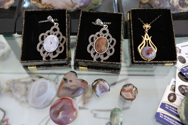 Aydıncıklı kadınlar ekmeklerini taştan çıkarıyor