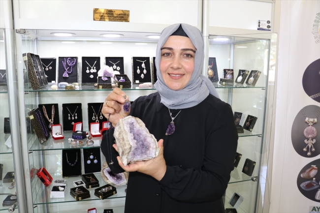 Aydıncıklı kadınlar ekmeklerini taştan çıkarıyor