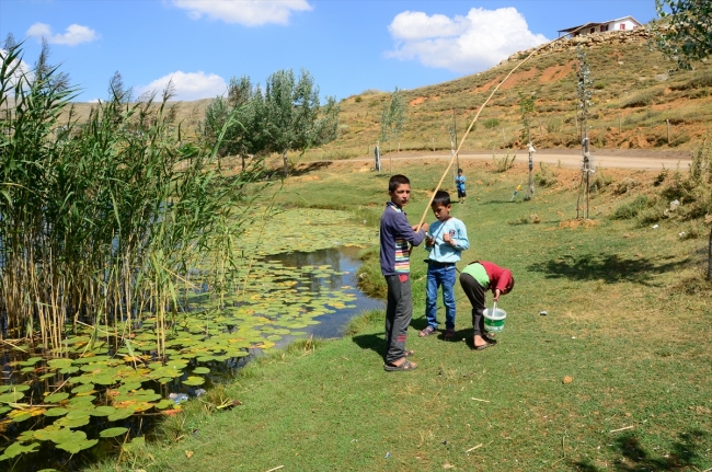 Sıcak havadan bunalanlar Dipsiz Göl'de serinliyor