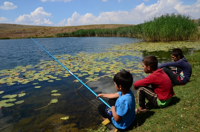 Sıcak havadan bunalanlar Dipsiz Göl'de serinliyor