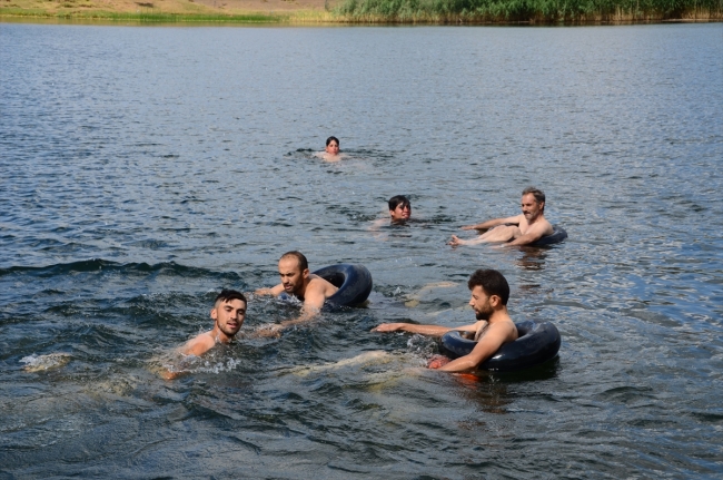 Sıcak havadan bunalanlar Dipsiz Göl'de serinliyor