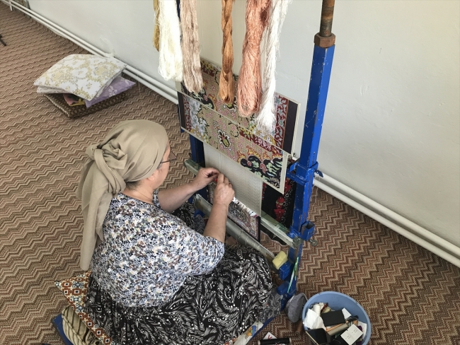 Küçük ipek halılar kadınların elinde hayat buluyor