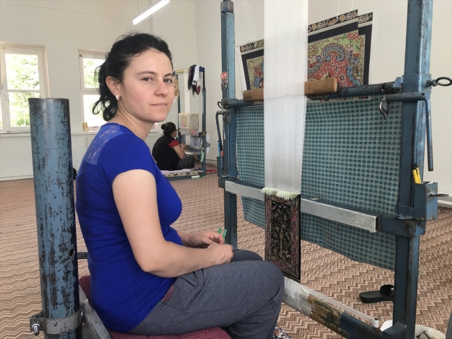 Küçük ipek halılar kadınların elinde hayat buluyor