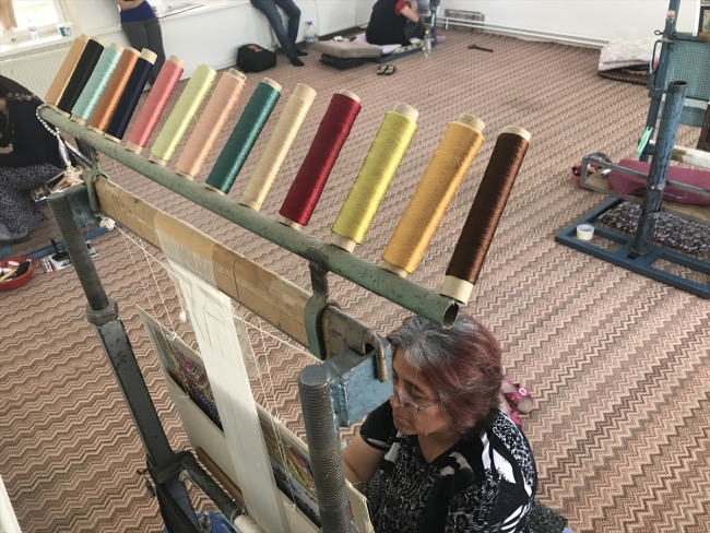 Küçük ipek halılar kadınların elinde hayat buluyor