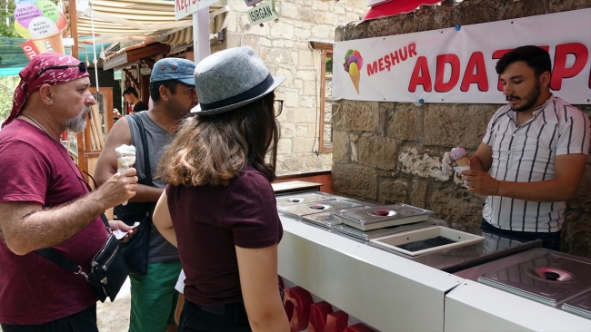 Kazdağları'ndan gelen bitkilerle rengarenk dondurmalar