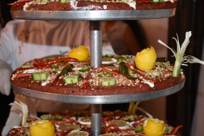 Düğünde 9 katlı çiğ köfte kestiler