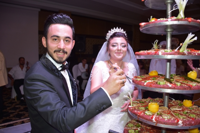 Düğünde 9 katlı çiğ köfte kestiler