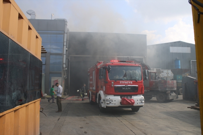 Kocaeli'de geri dönüşüm fabrikasında yangın