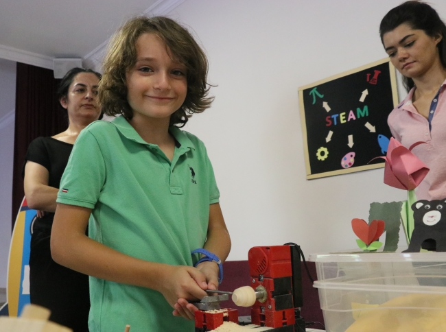 Arkadaşları tatil yaptı onlar çalıştı