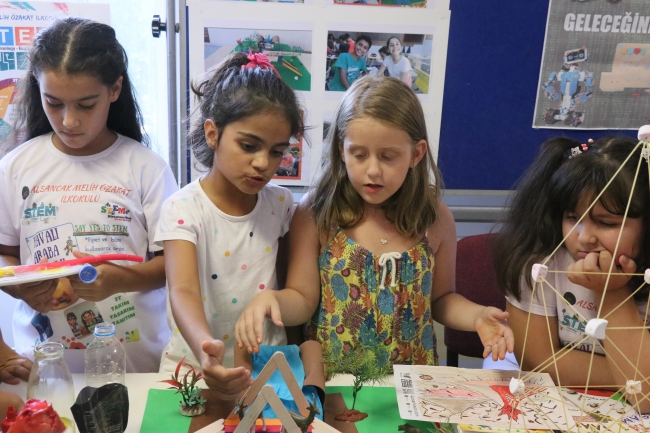 Arkadaşları tatil yaptı onlar çalıştı