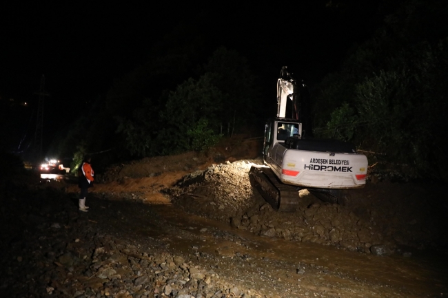 Ardeşen-Çamlıhemşin yolu yeniden trafiğe açıldı