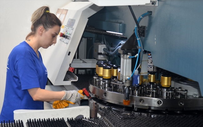 Kadın makine operatörü başarısıyla örnek oluyor