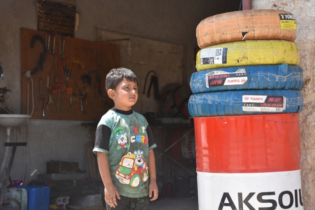 7 yaşındaki Suriyeli Yusuf büyüyünce fakirlere para dağıtmak istiyor