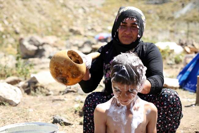 Aileleriyle yaylaya çıkan kadınların zorlu mesaisi