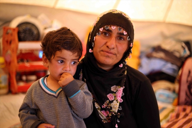 Aileleriyle yaylaya çıkan kadınların zorlu mesaisi