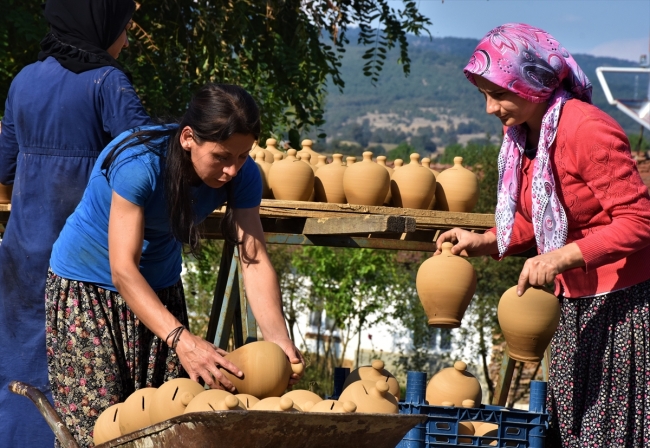 Köylüler 135 yıldır toprağı sanata dönüştürüyor