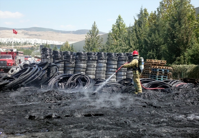 İzmir'de plastik fabrikasında yangın