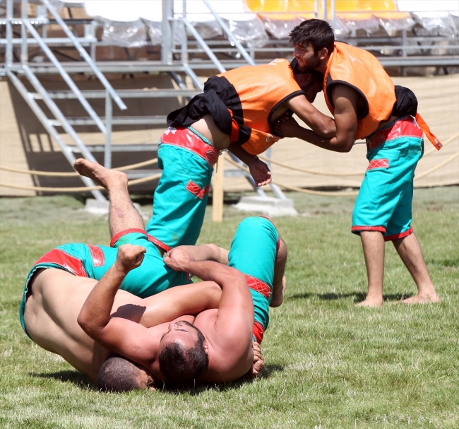 "Erzurum Türk Oyunları Festivali" renkli görüntülere sahne oldu
