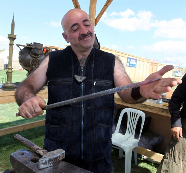 "Erzurum Türk Oyunları Festivali" renkli görüntülere sahne oldu