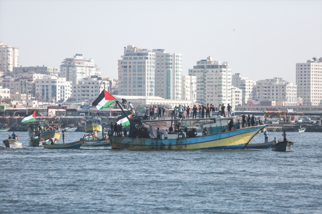 Gazzeliler İsrail ablukasını kırmak için denize açıldı