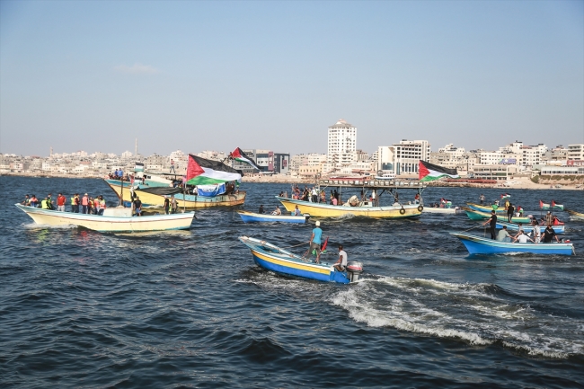 Gazzeliler İsrail ablukasını kırmak için denize açıldı