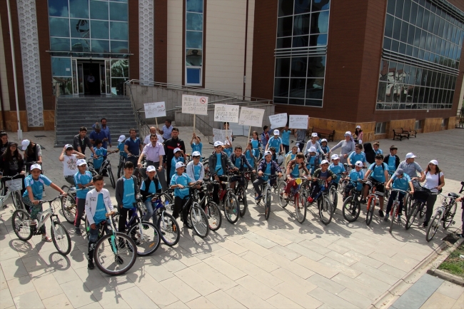 Sivas'ta şehit anne ve bebeği için pedal çevirdiler