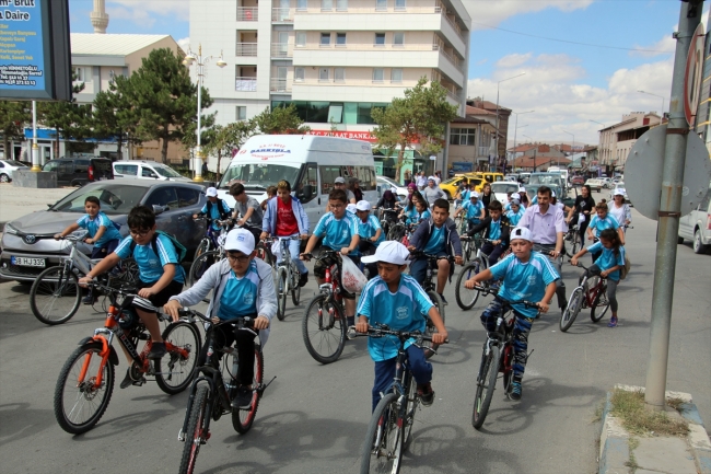 Sivas'ta şehit anne ve bebeği için pedal çevirdiler