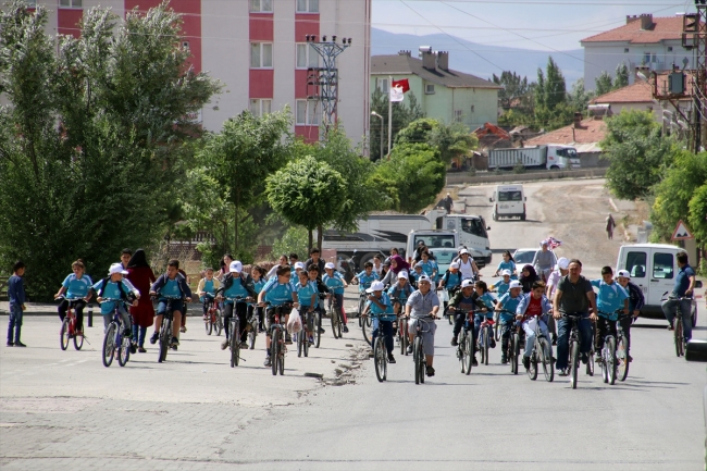 Sivas'ta şehit anne ve bebeği için pedal çevirdiler
