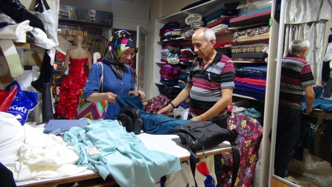 Annesinden öğrendiği terzilik mesleğini 55 yıldır sürdürüyor