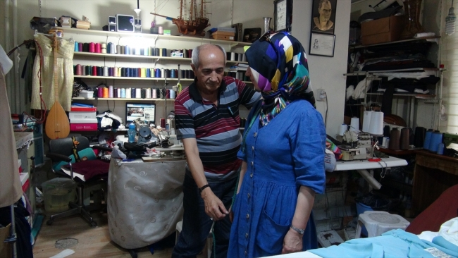 Annesinden öğrendiği terzilik mesleğini 55 yıldır sürdürüyor