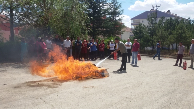 Kırşehir'de sağlık çalışanları yangın söndürme tatbikatı yaptı