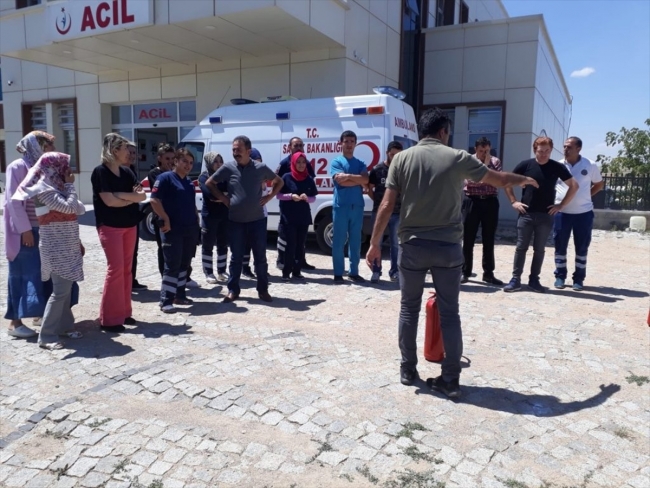 Kırşehir'de sağlık çalışanları yangın söndürme tatbikatı yaptı
