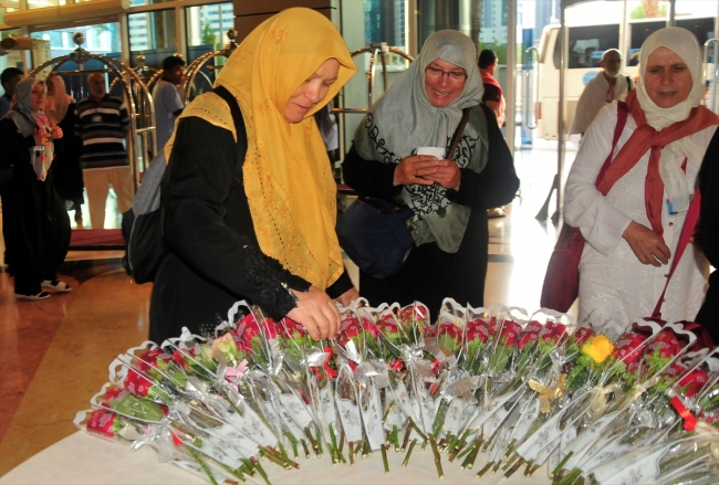 Hacı adayları kutsal topraklarda çiçek ve ilahilerle karşılanıyor
