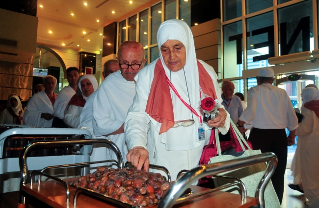 Hacı adayları kutsal topraklarda çiçek ve ilahilerle karşılanıyor
