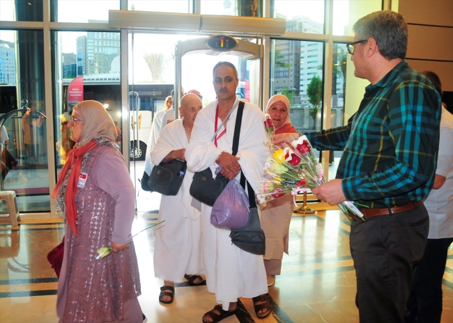 Hacı adayları kutsal topraklarda çiçek ve ilahilerle karşılanıyor