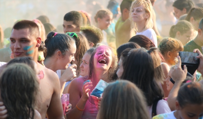 Sırbistan'da renk festivali düzenlendi