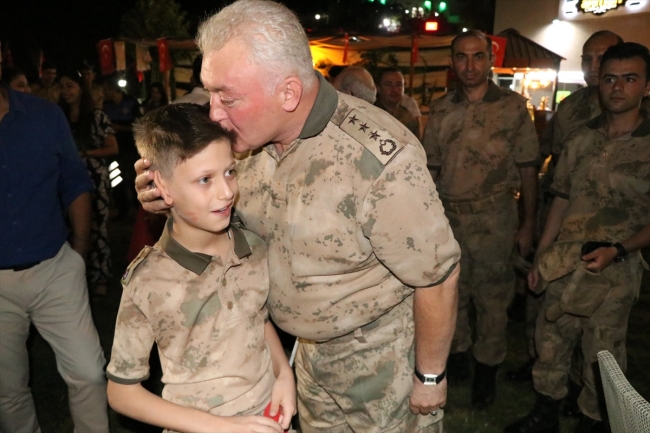 Şehit çocuğuna sürpriz doğum günü kutlaması