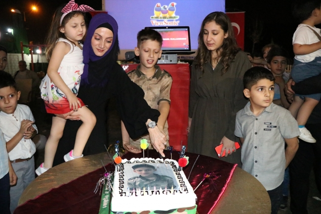 Şehit çocuğuna sürpriz doğum günü kutlaması