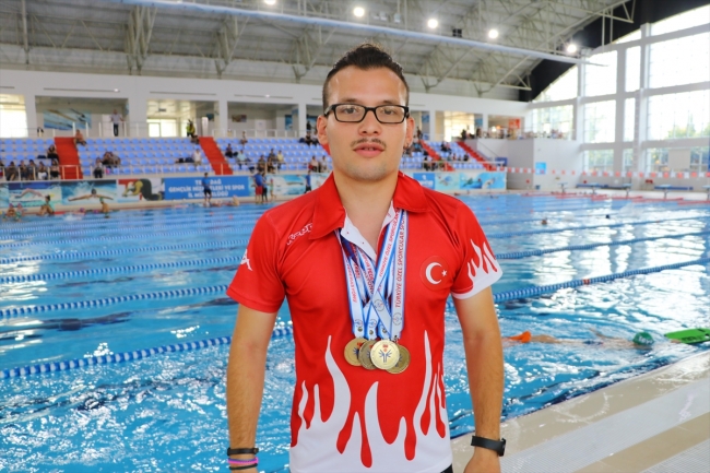 Milli sporcu Ataberk Yücel engelleri yüzerek aştı