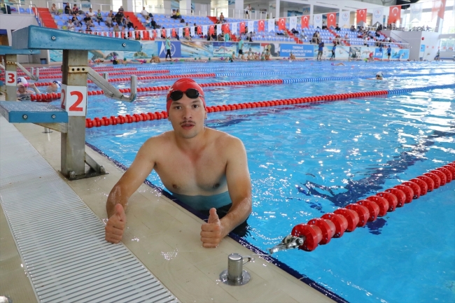 Milli sporcu Ataberk Yücel engelleri yüzerek aştı