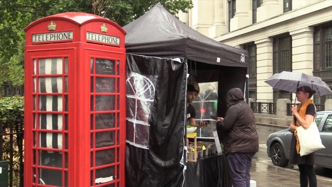 İngiltere'nin ikonik kırmızı telefon kulübelerinin alternatif kullanımları