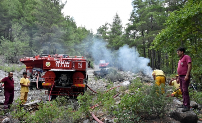 Orman işçileri yangınlara havadan ve karadan hızla müdahale ediyor
