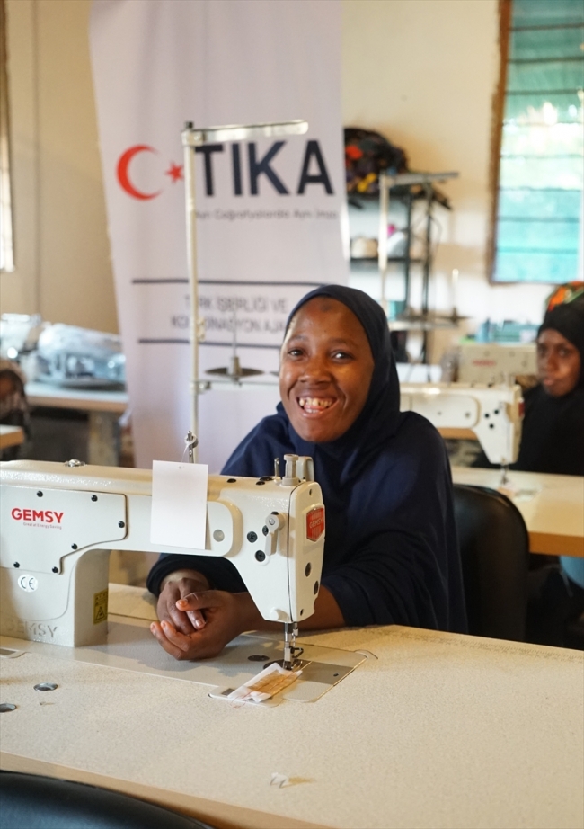 TİKA gönüllülerinden Tanzanyalı yetim anneleri için dikiş atölyesi