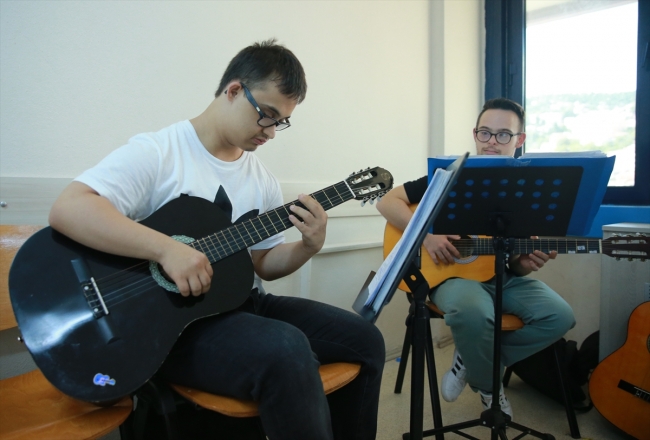 Down sendromlu gençlerin gitar tutkusu