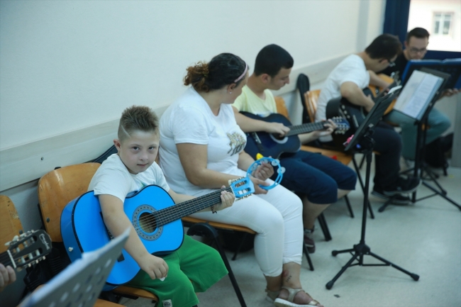 Down sendromlu gençlerin gitar tutkusu