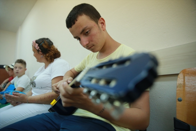 Down sendromlu gençlerin gitar tutkusu