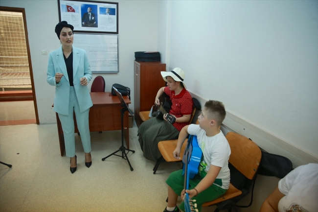 Down sendromlu gençlerin gitar tutkusu